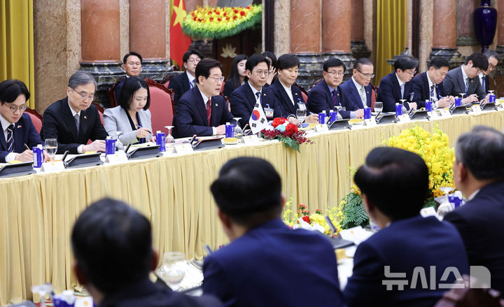 [하노이=뉴시스] 고범준 기자 = 이재명 대통령이 22일(현지 시간) 베트남 하노이 주석궁에서 열린 한-베트남 정상회담에서 발언하고 있다. 2026.04.22. bjko@newsis.com