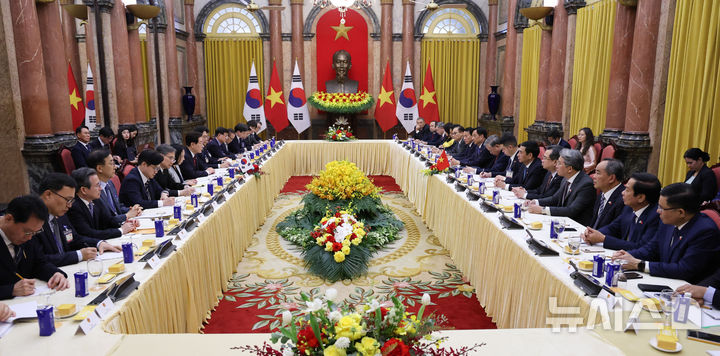 [하노이=뉴시스] 고범준 기자 = 이재명 대통령과 또 럼 베트남 당 서기장 겸 국가주석이 22일(현지 시간) 하노이 주석궁에서 한-베트남 정상회담을 하고 있다. 2026.04.22. bjko@newsis.com