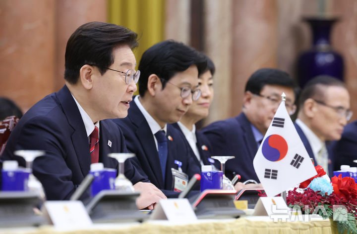 [하노이=뉴시스] 고범준 기자 = 이재명 대통령이 22일(현지 시간) 베트남 하노이 주석궁에서 열린 한-베트남 정상회담에서 발언하고 있다. 2026.04.22. bjko@newsis.com