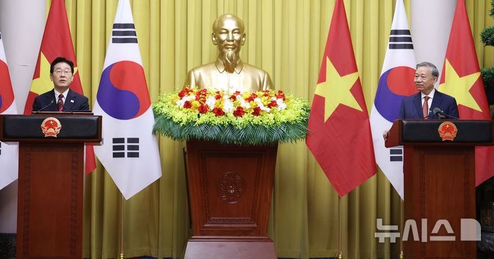 [하노이=뉴시스] 고범준 기자 = 이재명 대통령과 또 럼 베트남 당 서기장 겸 국가주석이 22일(현지 시간) 하노이 주석궁에서 한-베트남 공동언론발표를 하고 있다. 2026.04.22. bjko@newsis.com