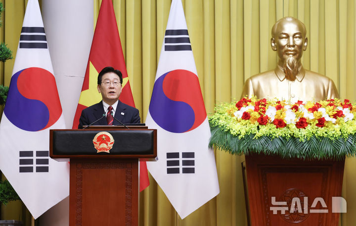 [하노이=뉴시스] 고범준 기자 = 이재명 대통령이 22일(현지 시간) 베트남 하노이 주석궁에서 한-베트남 공동언론발표를 하고 있다. 2026.04.22. bjko@newsis.com