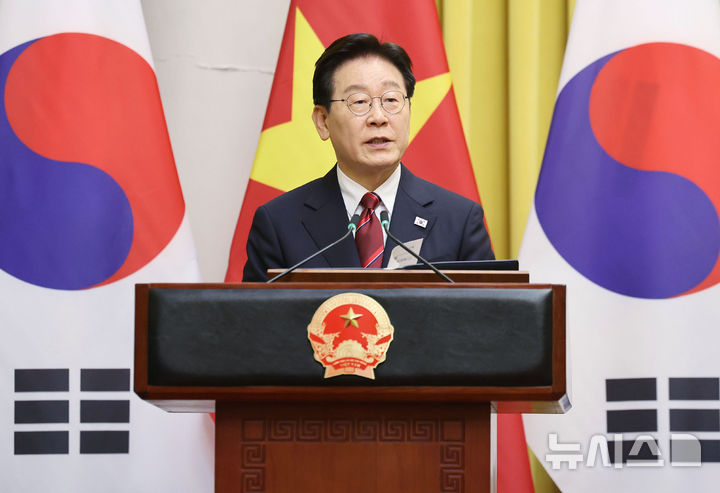 [하노이=뉴시스] 고범준 기자 = 이재명 대통령이 22일(현지 시간) 베트남 하노이 주석궁에서 한-베트남 공동언론발표를 하고 있다. 2026.04.22. bjko@newsis.com