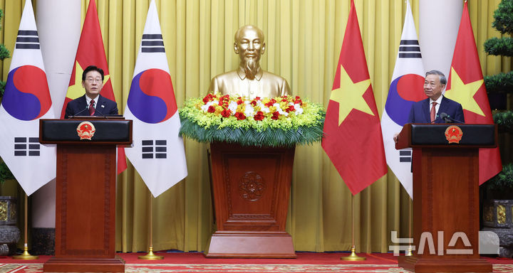 [하노이=뉴시스] 고범준 기자 = 이재명 대통령과 또 럼 베트남 당 서기장 겸 국가주석이 22일(현지 시간) 하노이 주석궁에서 한-베트남 공동언론발표를 하고 있다. 2026.04.22. bjko@newsis.com