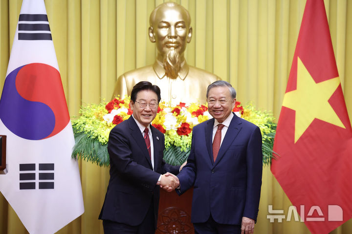 [하노이=뉴시스] 고범준 기자 = 이재명 대통령과 또 럼 베트남 당 서기장 겸 국가주석이 22일(현지 시간) 하노이 주석궁에서 한-베트남 공동언론발표 마친 뒤 악수하고 있다. 2026.04.22. bjko@newsis.com