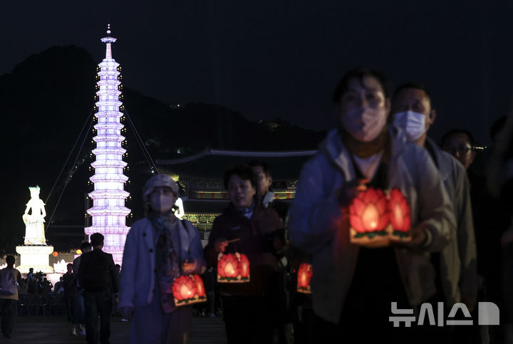 [서울=뉴시스] 김근수 기자 = 22일 오후 서울 종로구 광화문광장에서 열린 불기2570(2026)년 부처님오신날 봉축점등식에서 참가자들이 보현사 탑등 주변으로 탑돌이를 하고 있다. 2026.04.22. ks@newsis.com