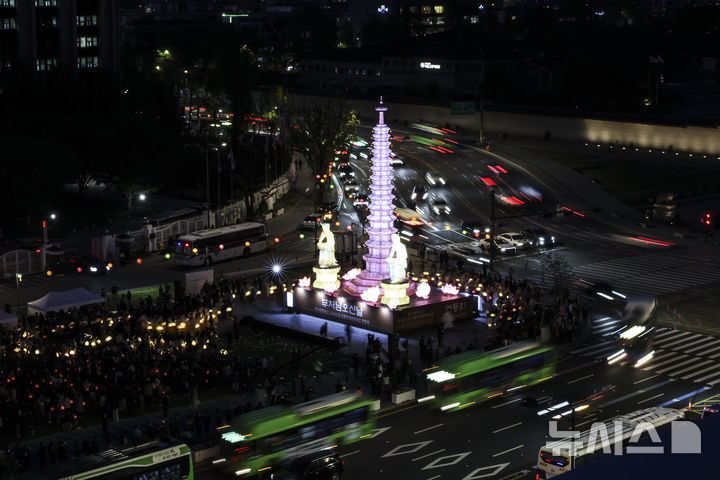 [서울=뉴시스] 김근수 기자 = 22일 오후 서울 종로구 광화문광장에서 열린 불기2570(2026)년 부처님오신날 봉축점등식에서 참가자들이 보현사 탑등 주변으로 탑돌이를 하고 있다. 2026.04.22. ks@newsis.com