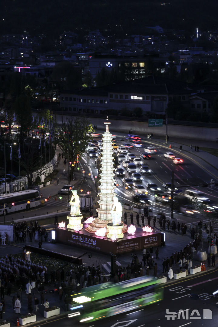 [서울=뉴시스] 김근수 기자 = 22일 오후 서울 종로구 광화문광장에서 열린 불기2570(2026)년 부처님오신날 봉축점등식에서 참가자들이 보현사 탑등 주변으로 탑돌이를 하고 있다. 2026.04.22. ks@newsis.com