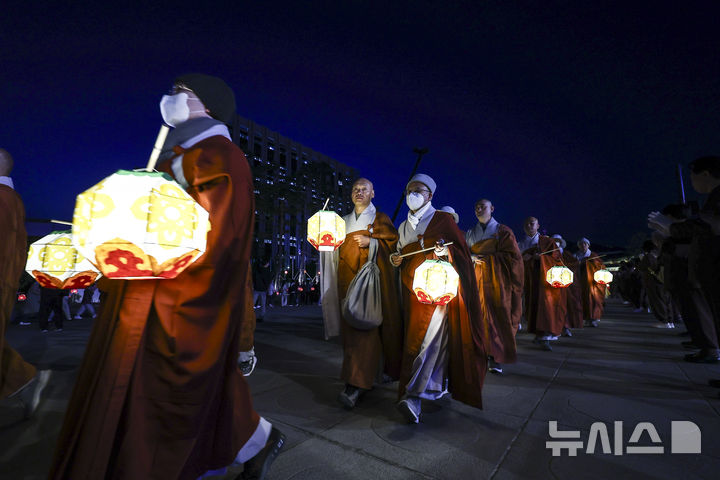 [서울=뉴시스] 김근수 기자 = 22일 오후 서울 종로구 광화문광장에서 열린 불기2570(2026)년 부처님오신날 봉축점등식에서 스님들이 보현사 탑등 주변으로 탑돌이를 하고 있다. 2026.04.22. ks@newsis.com
