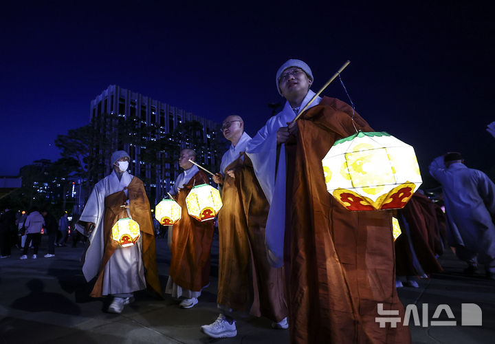[서울=뉴시스] 김근수 기자 = 22일 오후 서울 종로구 광화문광장에서 열린 불기2570(2026)년 부처님오신날 봉축점등식에서 스님들이 보현사 탑등 주변으로 탑돌이를 하고 있다. 2026.04.22. ks@newsis.com