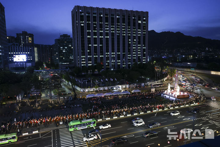 [서울=뉴시스] 김근수 기자 = 22일 오후 서울 종로구 광화문광장에서 열린 불기2570(2026)년 부처님오신날 봉축점등식에서 참가자들이 보현사 탑등 주변으로 탑돌이를 하고 있다. 2026.04.22. ks@newsis.com
