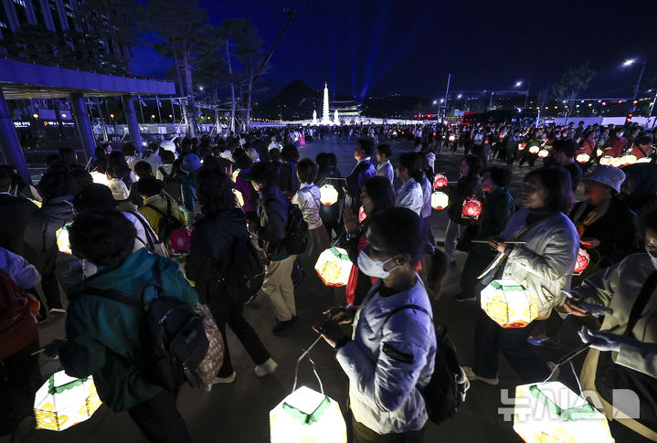 [서울=뉴시스] 김근수 기자 = 22일 오후 서울 종로구 광화문광장에서 열린 불기2570(2026)년 부처님오신날 봉축점등식에서 참가자들이 보현사 탑등 주변으로 탑돌이를 하고 있다. 2026.04.22. ks@newsis.com