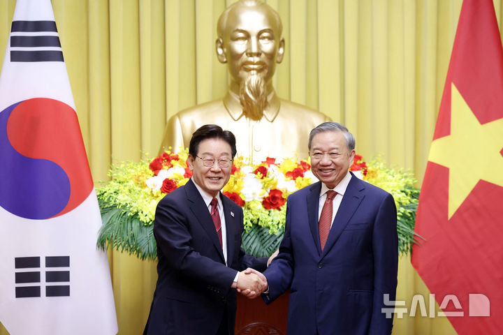 [하노이=뉴시스] 고범준 기자 = 이재명 대통령과 또 럼 베트남 당 서기장 겸 국가주석이 22일(현지 시간) 하노이 주석궁에서 한-베트남 공동언론발표 마친 뒤 악수하고 있다. 2026.04.22. bjko@newsis.com