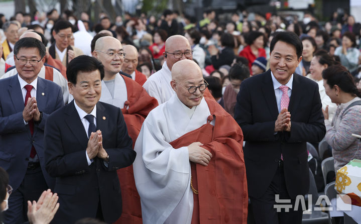 [서울=뉴시스] 김근수 기자 = 조계종 총무원장 진우스님과 정동영 통일부 장관, 오세훈 서울시장이 22일 오후 서울 종로구 광화문광장에서 열린 불기2570(2026)년 부처님오신날 봉축점등식에 참석하고 있다. 2026.04.22. ks@newsis.com