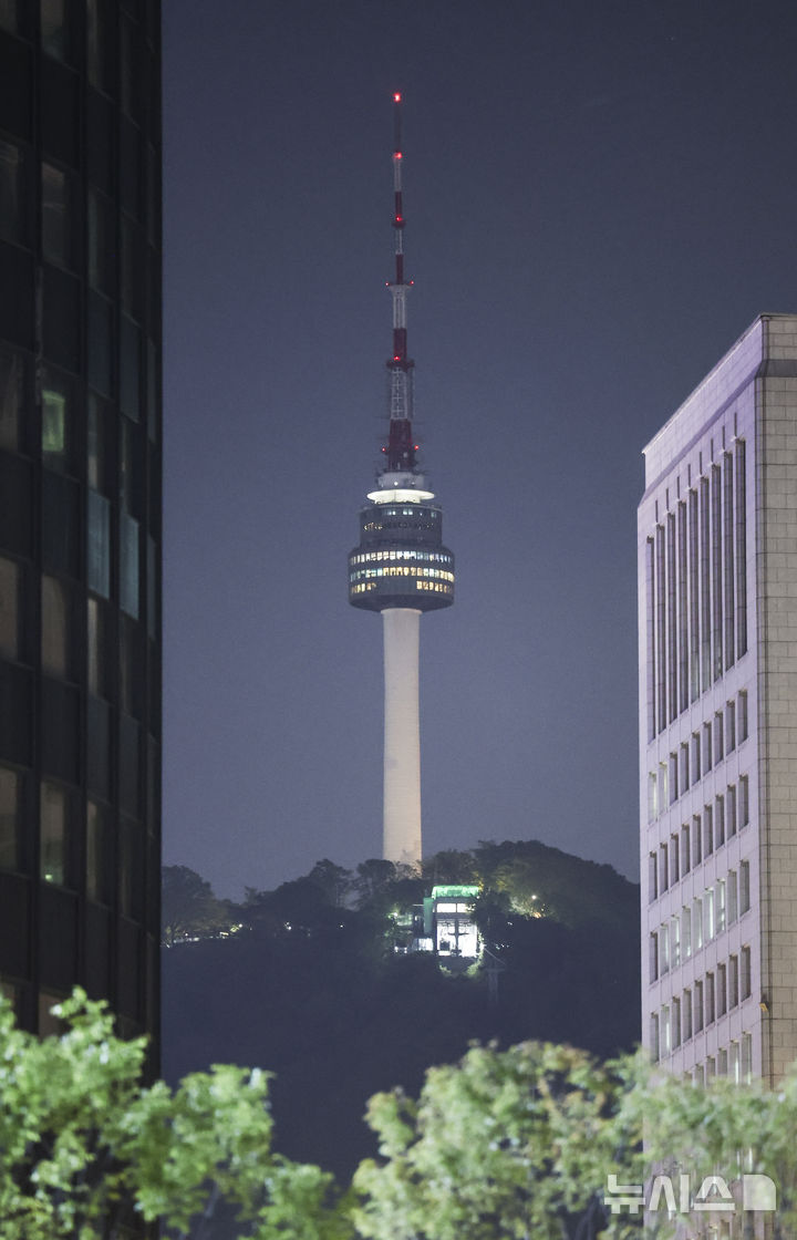 [서울=뉴시스] 김근수 기자 = 제56회 지구의 날인 22일 오후 서울 중구 남산 N서울타워가 불이 꺼져 있다. 2026.04.22. ks@newsis.com