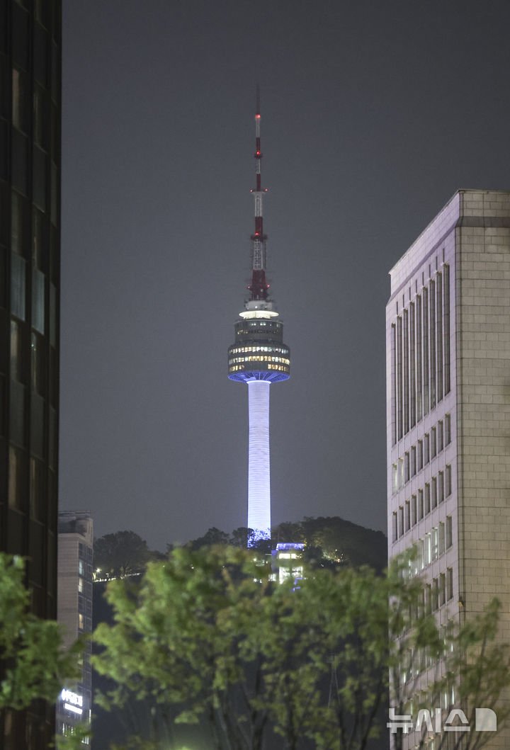 [서울=뉴시스] 김근수 기자 = 제56회 지구의 날인 22일 오후 서울 중구 남산 N서울타워가 불이 켜져 있다. 2026.04.22. ks@newsis.com