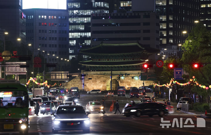 [서울=뉴시스] 김근수 기자 = 제56회 지구의 날인 22일 오후 서울 중구 숭례문의 조명이 켜져 있다. 2026.04.22. ks@newsis.com