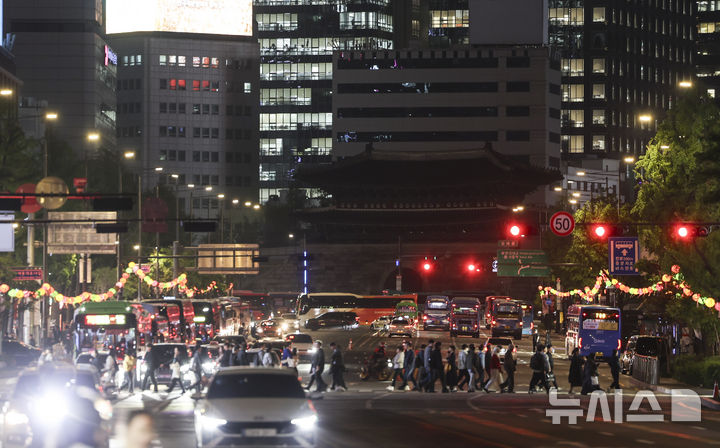 [서울=뉴시스] 김근수 기자 = 제56회 지구의 날인 22일 오후 서울 중구 숭례문의 조명이 꺼져 있다. 2026.04.22. ks@newsis.com