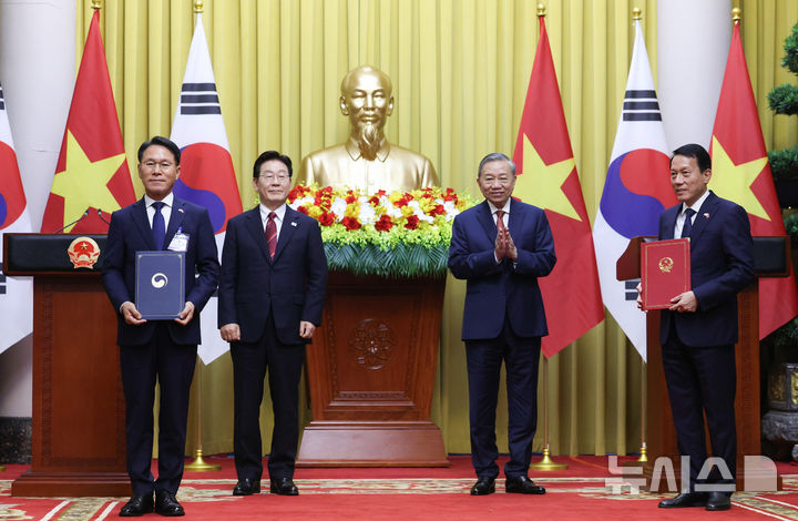 [하노이=뉴시스] 고범준 기자 = 황인권 대통령경호처장과 르엉 땀 꽝 공안부 장관이 22일(현지 시간) 베트남 하노이 주석궁에서 이재명 대통령과 또 럼 베트남 당 서기장 겸 국가주석이 임석한 가운데 경호안전 분야 협력에 관한 양해각서를 교환한 후 기념촬영을 하고 있다. 2026.04.22. bjko@newsis.com