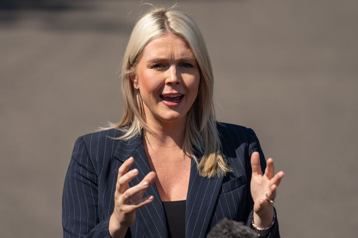 [워싱턴=AP/뉴시스]캐럴라인 레빗 백악관 대변인이 22일(현지 시간) 백악관 경내에서 취재진과 만나 질문에 답하고 있다. 2026.04.23.