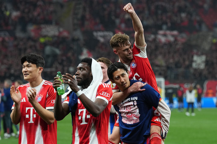 [레버쿠젠=AP/뉴시스] 바이에른 뮌헨 선수들이 22일(현지 시간) 독일 레버쿠젠의 바이아레나에서 열린 2025-26 DFB(독일축구협회) 포칼 준결승에서 레버쿠젠을 꺾은 후 자축하고 있다. 이날 김민재(왼쪽)는 후반 40분 교체 출전해 쐐기 골의 기점 역할을 했고, 뮌헨은 2-0으로 승리하며 결승에 올랐다. 2026.04.23.