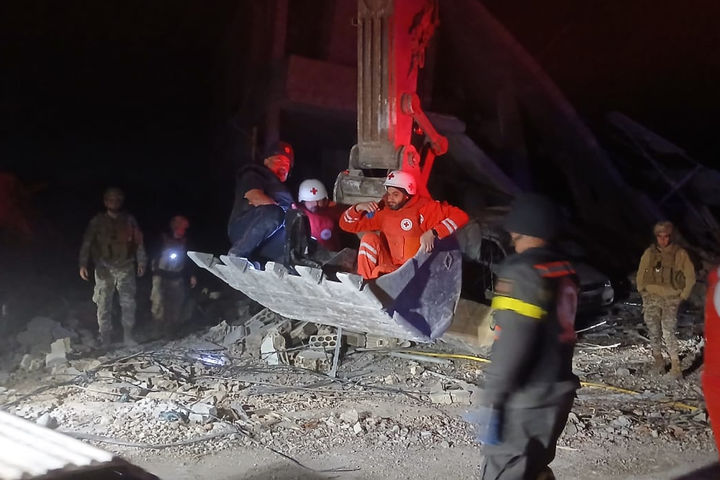 [알타이리=AP/뉴시스] 지난 22일(현지 시간) 레바논 남부에서 민방위 대원과 자원봉사자들이 이스라엘의 공습으로 삼아한 레바논 언론인 아말 칼릴의 시신을 수습하고 있다. 2026.04.26