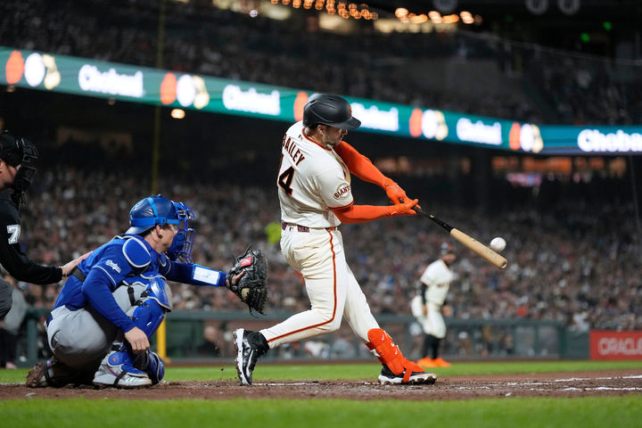 [샌프란시스코=AP/뉴시스] 샌프란시스코 자이언츠의 패트릭 베일리가 22일(현지 시간) 미 캘리포니아주 샌프란시스코의 오라클 파크에서 열린 2026 메이저리그 LA 다저스와 경기 7회 말 3점 홈런을 치고 있다. 앞서 안타를 치고 나갔던 이정후는 이 홈런에 득점했고, 샌프란시스코는 3-0으로 승리했다. 2026.04.23.