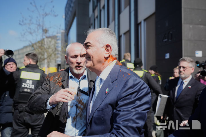 [베를린=AP/뉴시스] 미국에 망명 중인 레자 팔레비 전 이란 왕세자가 23일(현지 시간) 독일 베를린에서 미국과 이란의 휴전을 비난하는 기자회견을 마친 후 붉은 액체 테러를 당한 채 차량에 탑승하고 있다. 2026.04.24.