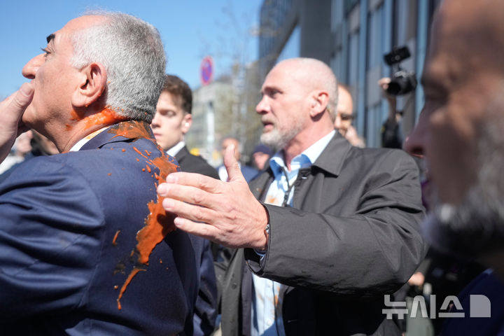 [베를린=AP/뉴시스] 미국에 망명 중인 레자 팔레비 전 이란 왕세자가 23일(현지 시간) 독일 베를린에서 미국과 이란의 휴전을 비난하는 기자회견을 마친 후 붉은 액체 테러를 당한 채 차량에 탑승하고 있다. 2026.04.24.