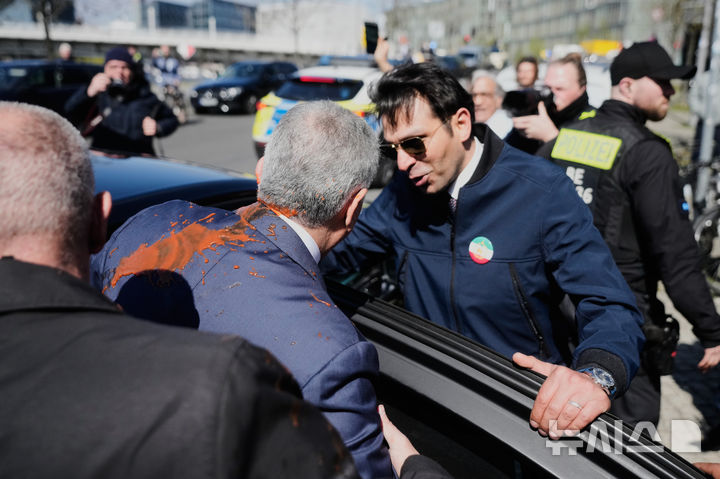 [베를린=AP/뉴시스] 미국에 망명 중인 레자 팔레비 전 이란 왕세자가 23일(현지 시간) 독일 베를린에서 미국과 이란의 휴전을 비난하는 기자회견을 마친 후 붉은 액체 테러를 당한 채 차량에 탑승하고 있다. 2026.04.24.