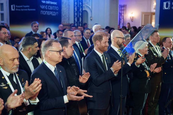 [키이우=AP/뉴시스] 영국 해리 왕자(가운데)와 안제이 두다 전 폴란드 대통령(왼쪽 두 번째), 키릴로 부다노우 우크라이나 대통령 비서실장(왼쪽 세 번째)가 23일(현지 시간) 우크라이나 키이우에서 열린 안보 포럼에 참석하고 있다. 2026.04.24.