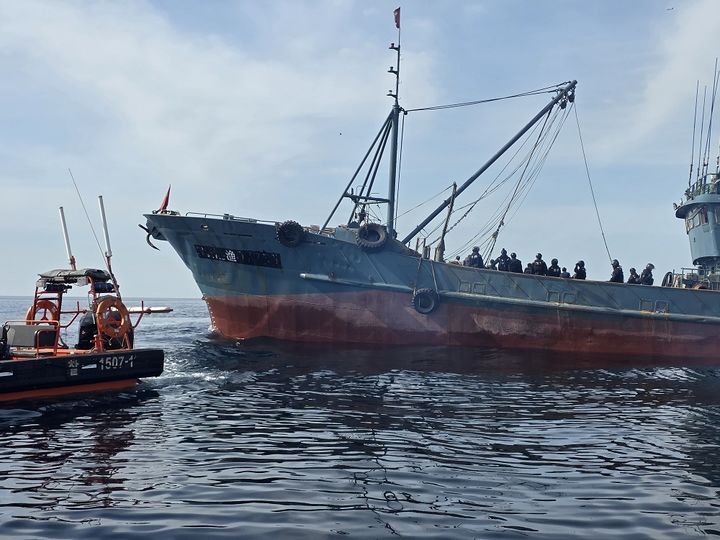 [태안=뉴시스] 태안해경이 지난 22일 오후 1시16분께 우리측 어업협정선을 2.4㎞ 침범해 불법 조업 중인 중국어선 A호를 경제수역어업주권법 위반 등 혐의로 나포했다. (사진=태안해양경찰서 제공) 2026.04.23. photo@newsis.com *재판매 및 DB 금지