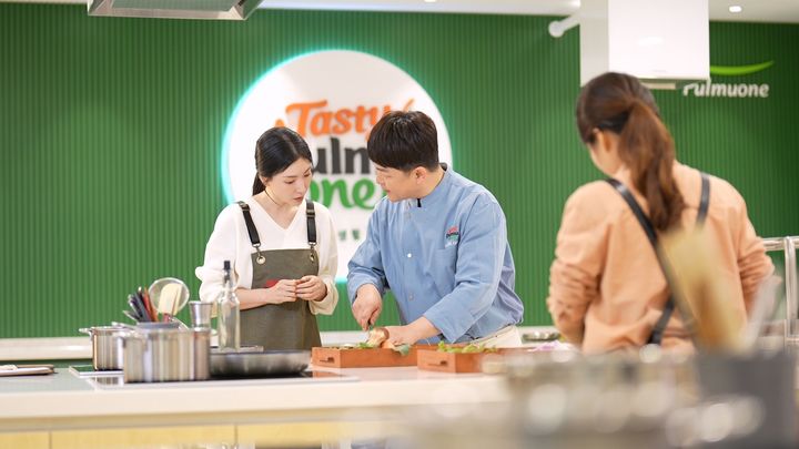 [서울=뉴시스] 풀무원이 '지구의 날'을 맞아 지속가능식생활을 체험하고 실천할 수 있도록 돕는 '테이스티풀무원(Tasty Pulmuone)'을 개교했다.(사진=풀무원) *재판매 및 DB 금지