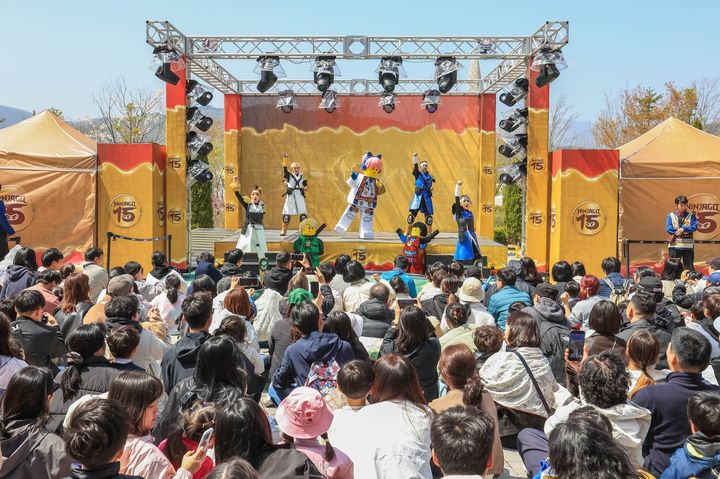 레고랜드 봄 시즌 축제 ‘고 풀 닌자’(Go Full Ninja)의 참여형 퍼포먼스 ‘휩 어라운드 댄스 파티’. (사진=레고랜드) *재판매 및 DB 금지