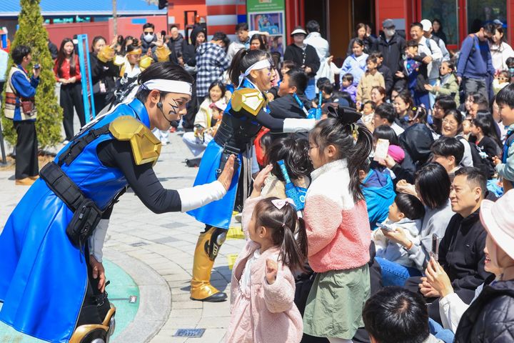 레고랜드 봄 시즌 축제 ‘고 풀 닌자’(Go Full Ninja)의 참여형 퍼포먼스 ‘휩 어라운드 댄스 파티’에 어린이들이 참여하고 있다. (사진=레고랜드) *재판매 및 DB 금지