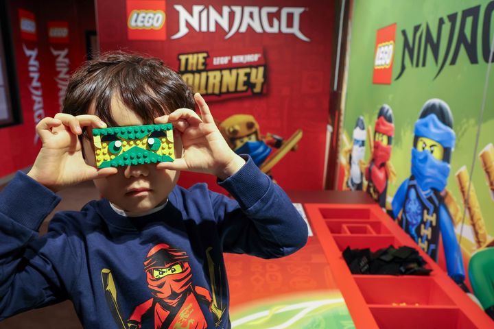 레고랜드 크리에이티브 워크숍 내 ‘닌자고 더 저니’에서 어린이가 레고 닌자고 가면을 만들고 있다. (사진=레고랜드) *재판매 및 DB 금지