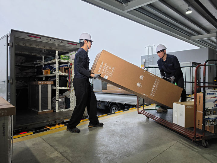 삼성전자 에어컨 설치 전담팀이 에어컨 설치 서비스를 제공하고 있다.(사진제공=삼성전자) *재판매 및 DB 금지