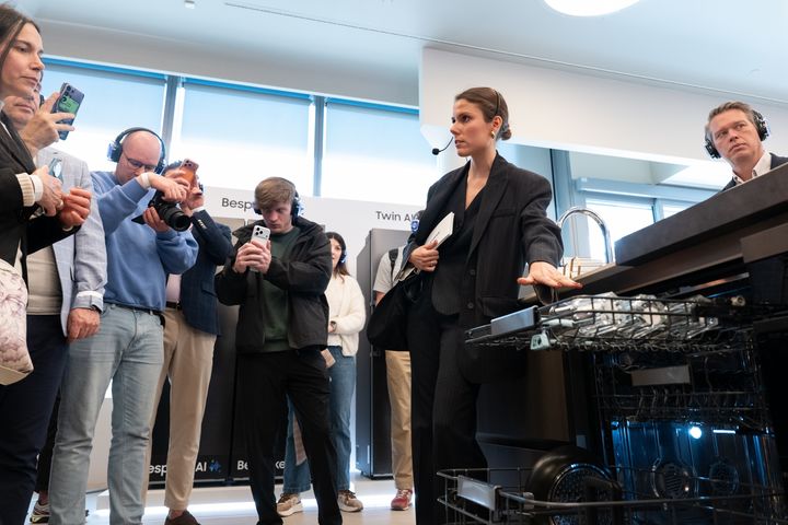 [서울=뉴시스] 이탈리아 밀라노에서 열린 삼성전자 가전 기술 세미나 '더 브리프 밀란'에서 참석자들이 '비스포크 AI 식기세척기'를 체험하고 있다. (사진=삼성전자 제공). 2026.04.23. photo@newsis.com *재판매 및 DB 금지