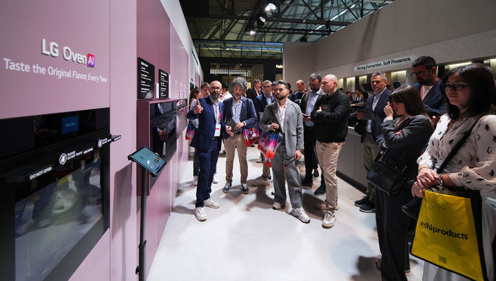 [서울=뉴시스] 관람객이 LG전자가 밀라노 디자인 위크에서 처음 선보인 유럽 전용 LG 빌트인 패키지 제품을 살펴보고 있다. (사진=LG전자 제공). 2026.04.23. photo@newsis.com *재판매 및 DB 금지