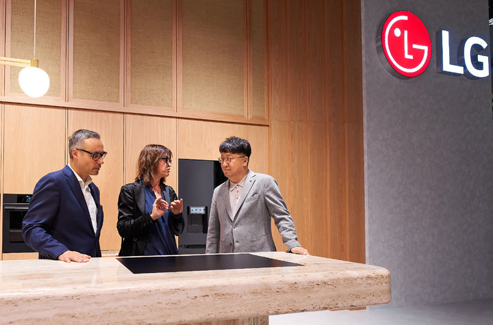 [서울=뉴시스] LG전자 HS사업본부장 백승태 부사장(사진 맨 오른쪽)이 관람객에게 LG 빌트인 패키지를 설명하고 있다. LG전자는 공간 효율과 에너지 성능을 중시하는 유럽 고객 니즈를 반영한 LG 빌트인 패키지로 글로벌 빌트인 가전 시장의 약 40% 차지하는 유럽 프리미엄 시장을 공략한다는 전략이다. (사진=LG전자 제공). 2026.04.23. photo@newsis.com *재판매 및 DB 금지