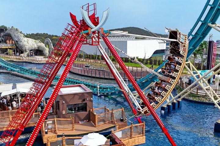 [부산=뉴시스] 파이러츠스윙십 (사진=롯데월드 어드벤처 부산 제공) 2026.04.23. photo@newsis.com *재판매 및 DB 금지