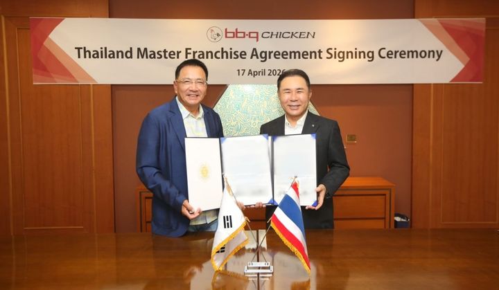 BBQ가 태국 현지 기업과 마스터프랜차이즈(MF) 계약을 체결하고 윤홍근 제너시스BBQ 그룹 회장(오른쪽)과 현지 파트너사 대표가 기념촬영을 하고 있다. (사진=제너시스BBQ 그룹 제공) *재판매 및 DB 금지