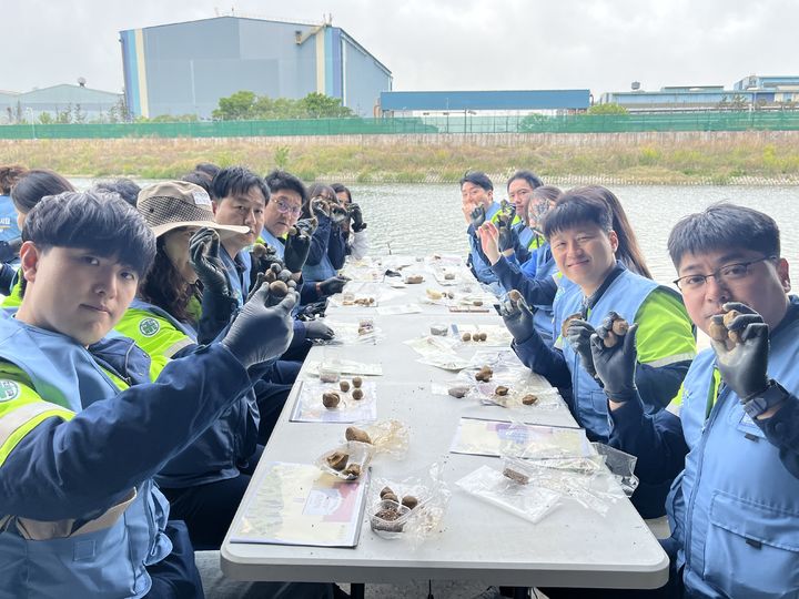 [서울=뉴시스] 포스코퓨처엠 직원과 가족들이 지난 22일 포항시 남구 냉천에서 진행한 '퓨처엠 Nature Guard Day' 봉사활동에 참여해 황토와 씨앗을 섞어 씨드볼을 만들고 있다. (사진=포스코퓨처엠 제공) 2026.04.23 photo@newsis.com&nbsp; *재판매 및 DB 금지