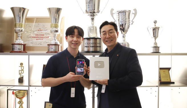 웰컴저축은행 브랜드마케팅팀이 유튜브 구독자 10만명 달성을 의미하는 실버버튼을 들고 기념촬영을 하고 있다. (사진=웰컴저축은행 제공) *재판매 및 DB 금지