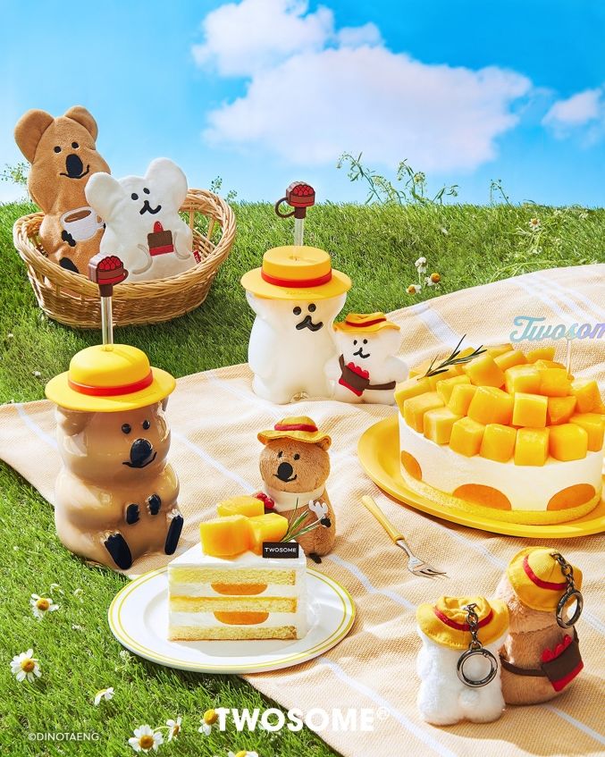 [서울=뉴시스] 투썸플레이스가 라이프스타일 캐릭터 브랜드 '다이노탱(Dinotaeng)'과의 협업해 한정판 굿즈를 선보인다.(사진=투썸플레이스) *재판매 및 DB 금지