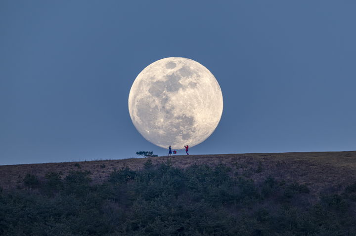 제34회 천체사진공모전에서 우수상을 수상한 '아름다운 사진작업'. 해가 질 무렵 보름달이 떠오르는 언덕에서 작품 활동을 하는 사진가와 모델을 담았다. 보름달이 배경 역할을 충분히 할 수 있게 거리 대비를 이용한 촬영 거리를 선정한 후 순간을 촬영했다. (사진=천문연 제공) *재판매 및 DB 금지