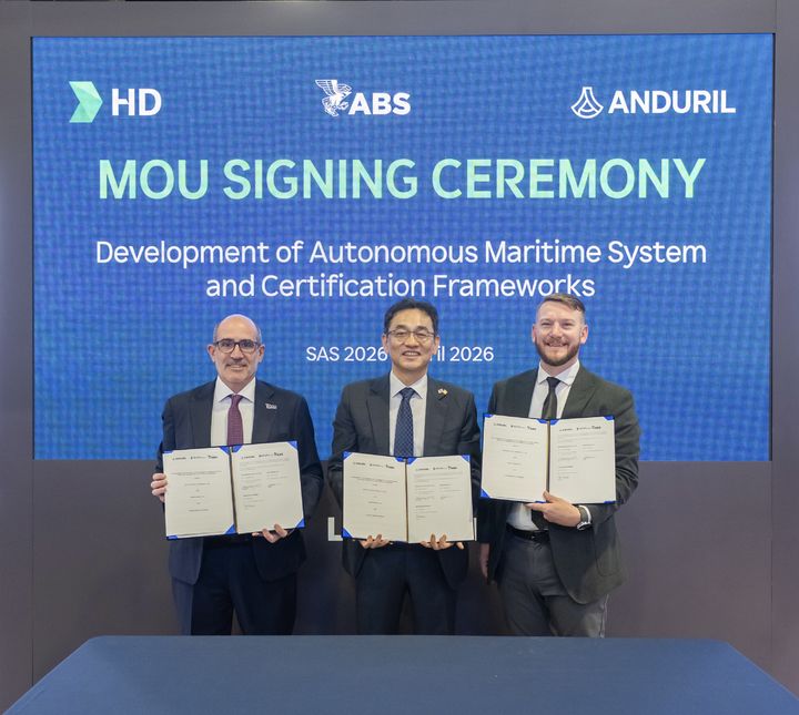 [서울=뉴시스] HD현대가 22일(현지시간) 미국 워싱턴D.C.에서 열린 해양항공우주 전시회(SAS 2026) 전시관에서 안두릴, ABS와 무인 함정 실증 관련 협력에 관한 MOU를 체결하는 모습. 오른쪽부터 안두릴 코리 에먼스 수상함사업 총괄본부장, HD한국조선해양 미래기술연구원장 장광필 부사장, 미국선급협회(ABS) 폴 카람 운영부문 부사장. (사진=HD현대 제공) photo@newsis.com *재판매 및 DB 금지