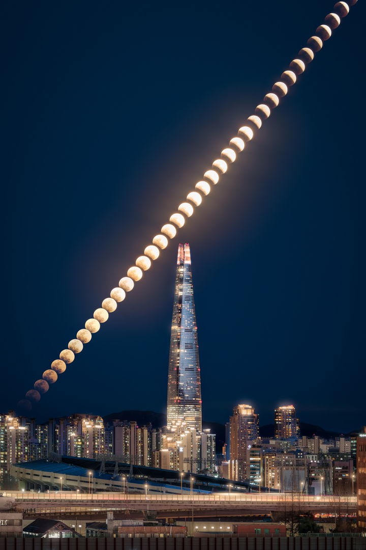 제34회 천체사진공모전에서 지구와 우주 부문 금상을 수상한 '대한민국 하늘 위 우주쇼'. 대한민국을 대표할 수 있는 랜드마크인 롯데타워 위, 맑은 하늘에서 진행된 개기월식을 담았다. (사진=천문연 제공) *재판매 및 DB 금지