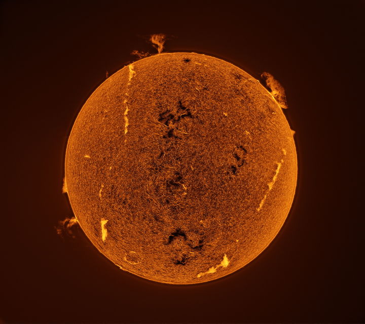 제34회 천체사진공모전에서 태양계 부문 은상을 수상한 '극대기의 태양'. 극대기의 태양을 촬영 중 홍염의 활동이 가장 활발한 순간을 포착했다. 엄청난 홍염과 태양 표면으로 보이는 필라멘트 구조를 볼 수 있다. (사진=천문연 제공) *재판매 및 DB 금지