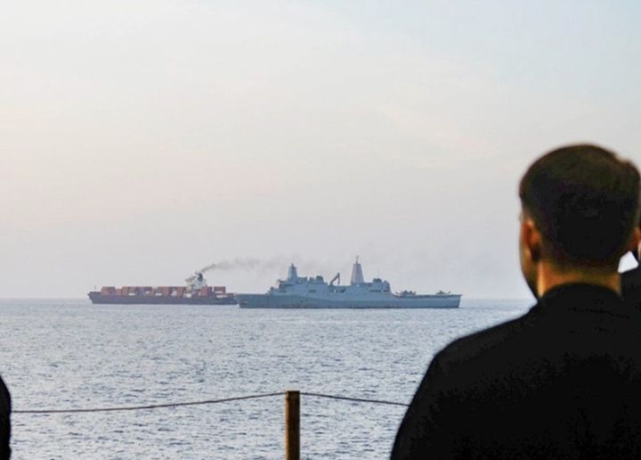 [서울=뉴시스] 미국 해군이 21일 오만해에서 이란 국적 컨테이너선 투스카호를 나포하고 있다.(출처: 미 중부사령부 X) 2026.04.23. *재판매 및 DB 금지