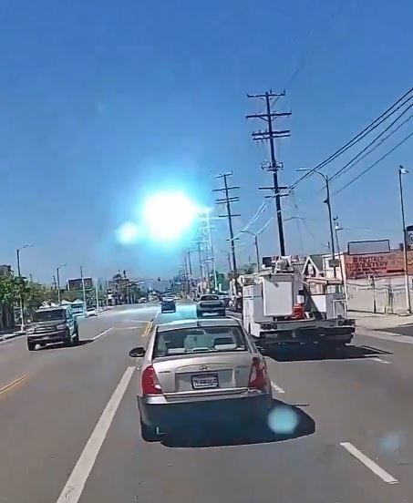 [서울=뉴시스] 지난 20일 캘리포니아주 로스엔젤레스 파코이마에서 경비행기가 전선을 들이받은 후 추락했다. 이 비행기는 화이트먼 공항으로 접근하다가 전신주로 돌진했다. (사진='Ian Collins' X 계정 캡처)